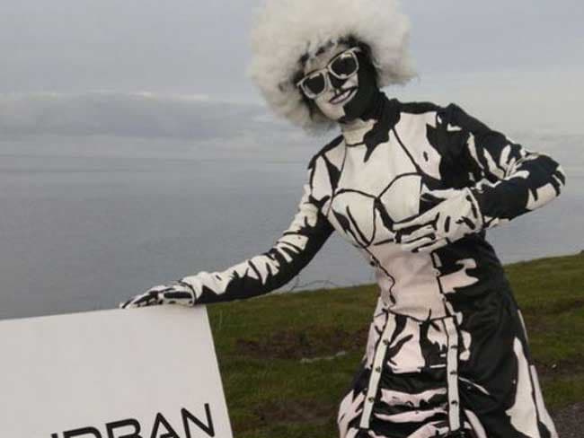 Urban Black & White standbeeld