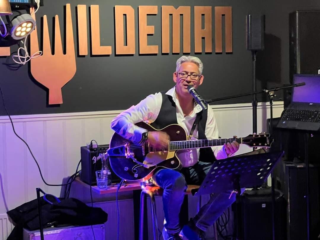 Maurice akoestische One Man Show (gitaar en zang)