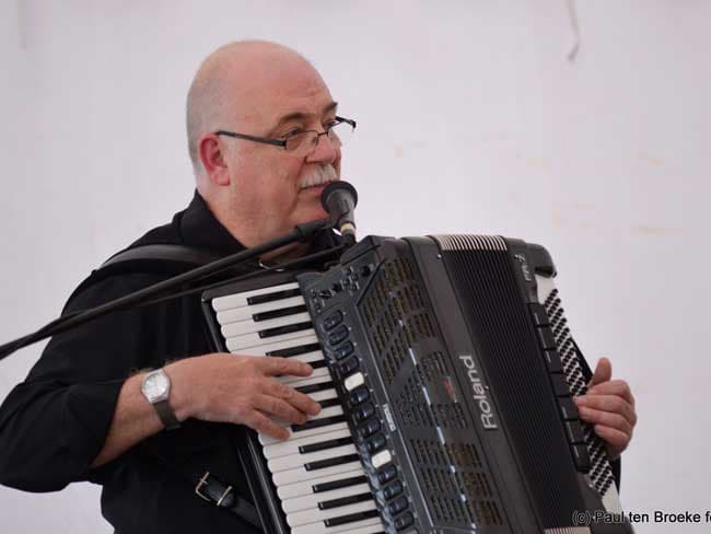 Key Music on Piano en Accordion